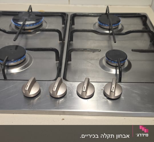 כיריים גז מנירוסטה מותקנות בשיש ומופעלות עם להבות כחולות